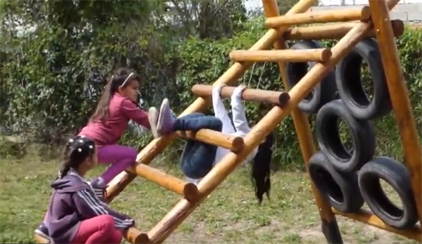 Parque Infantil De Redes De Práctica. Niño Juega En El Patio De