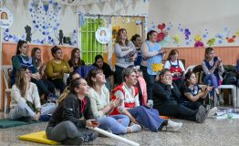 Capacitación en Arroyito. El 7 de junio comenzó el taller sobre ticas corporales y motrices en la primera infancia” (Gentileza Municipalidad de Arroyito).